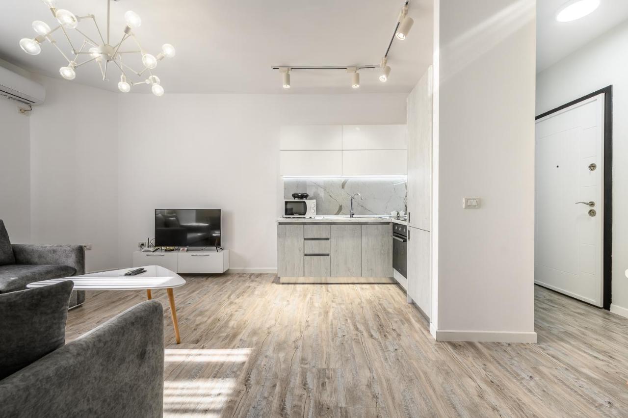 Miku Apartment-Modernly Designed Downtown Тирана Екстер'єр фото