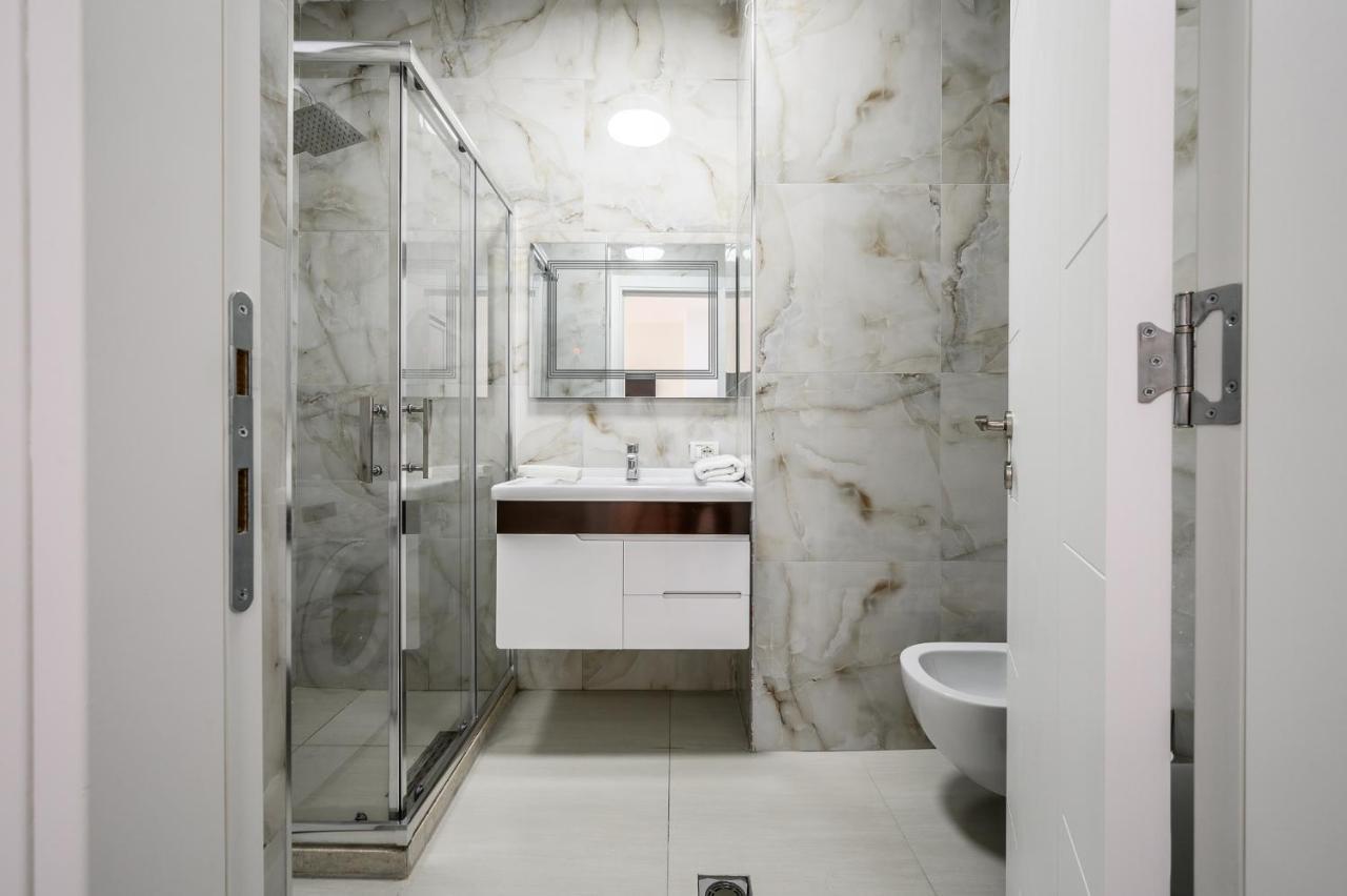 Miku Apartment-Modernly Designed Downtown Тирана Екстер'єр фото